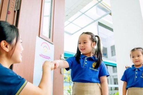 Thầy cô giáo hạnh phúc sẽ thay đổi thế giới
