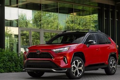 Toyota đổi tên 2 mẫu xe hybrid ăn khách