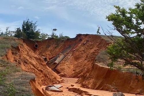 Giải pháp ngăn lũ cát đỏ tràn xuống đường ở Bình Thuận