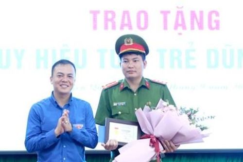 Trao tặng Huy hiệu tuổi trẻ dũng cảm cho Đại úy công an cứu người giữa dòng lũ