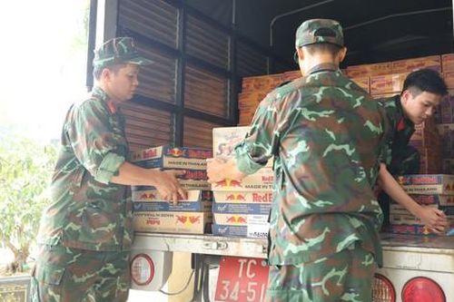 Tuổi trẻ Quân đội gửi tặng đồng bào vùng lũ Yên Bái nhiều nhu yếu phẩm