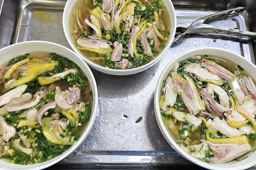 Phở đỏ 'treo gió' ở Hà Giang chế biến kỳ công, ăn cùng thịt gà đồi thơm ngọt