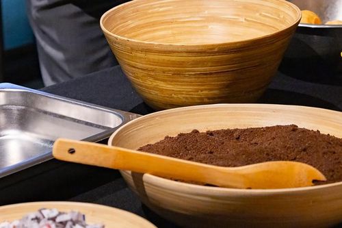 Tái chế bã cà phê thành bánh than thân thiện với môi trường