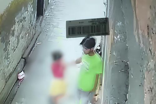 Bé gái may mắn thoát khỏi vụ xâm hại nhờ 'vị khách bất ngờ'