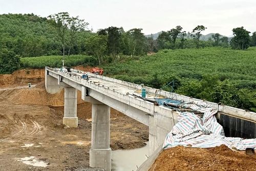 Tuyên truyền chính sách, xây dựng cơ sở hạ tầng giúp bà con thoát nghèo
