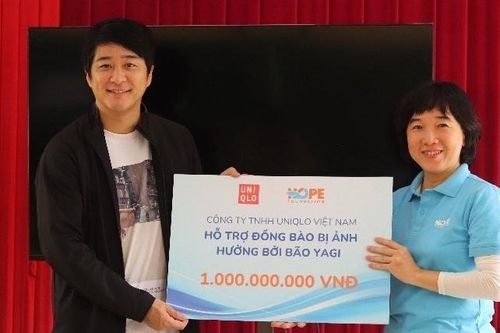 Uniqlo Việt Nam góp 1 tỷ đồng và 9.000 trang phục hỗ trợ người dân vùng bão lũ