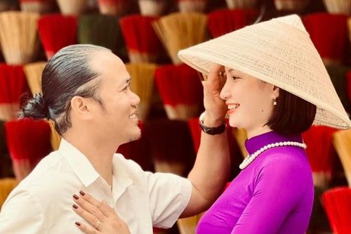 Nghệ sĩ Vượng Râu âu yếm vợ trẻ kém 5 tuổi, BTV Hoài Anh nhí nhảnh bên Mỹ Vân