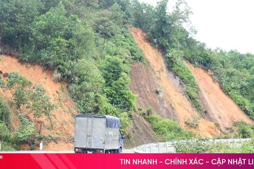 Sạt lở 'rình rập' trên đường đi Cửa khẩu quốc tế Cầu Treo