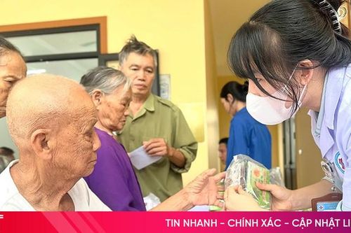 Khám, cấp phát thuốc miễn phí cho gần 500 người cao tuổi
