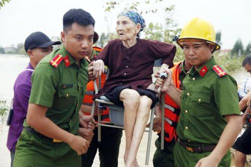 Những người đi về phía bão lũ