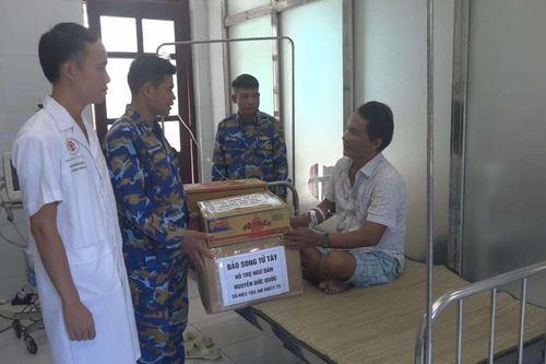 Bệnh xá đảo Sinh Tồn Đông và Song Tử Tây cấp cứu 4 ngư dân