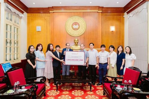 Hỗ trợ đồng bào vùng bão lũ và học sinh vượt khó học giỏi