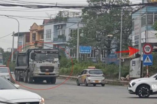 Hà Nội: Xe quá tải 'tung hoành' qua hàng loạt biển cấm tải trọng