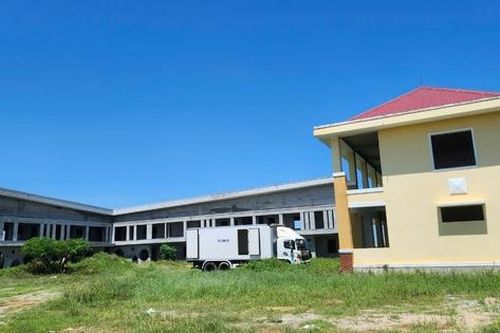 Trường 23 tỷ xây dang dở rồi 'đắp chiếu', hàng trăm trẻ phải học điểm cũ xuống cấp