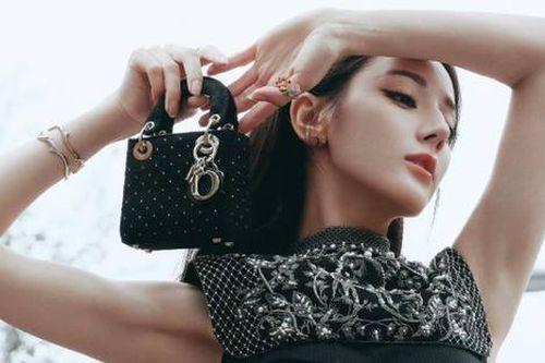 Địch Lệ Nhiệt Ba diện trang sức hơn 500 triệu, khoe vẻ đẹp siêu thực tại show Dior