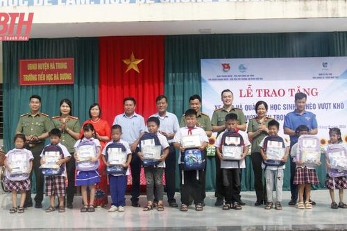 Trao tặng xe đạp cho học sinh có hoàn cảnh khó khăn