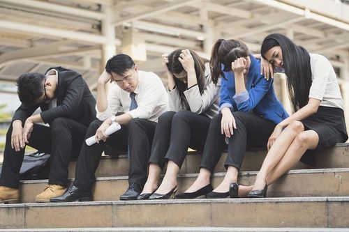 Người trẻ khắp thế giới chật vật giữa thị trường việc làm ảm đạm và định kiến chốn công sở
