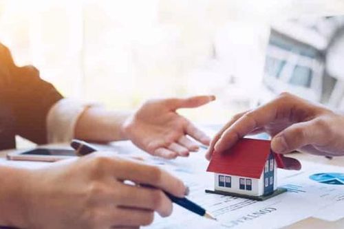 Giả mạo hợp đồng chuyển nhượng nhà đất để thế chấp, chiếm đoạt tiền ngân hàng