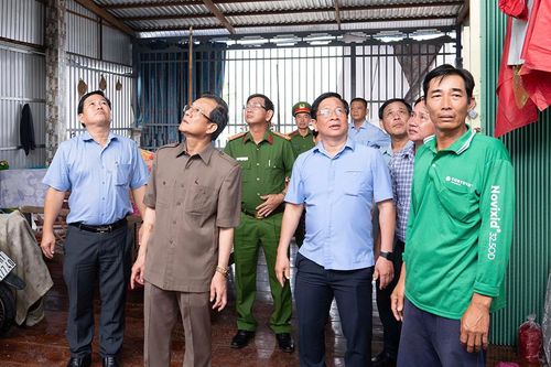 Lãnh đạo tỉnh An Giang thăm hỏi các hộ dân bị ảnh hưởng bởi giông, lốc ở TX. Tân Châu và huyện An Phú