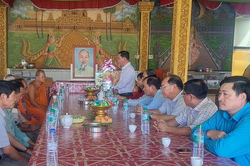 Lãnh đạo huyện Châu Phú chúc mừng Lễ Sene Dolta tại chùa Phú Đà Châu
