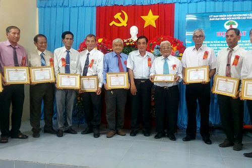 UBND huyện Phú Tân biểu dương 10 cá nhân điển hình trong phong trào 'Tuổi cao - Gương sáng'