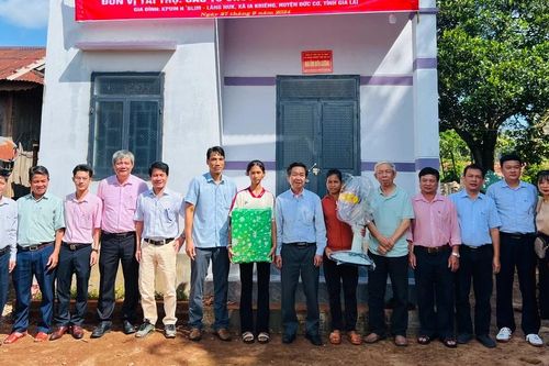 Bàn giao 8 'Mái ấm biên cương' cho hộ nghèo ở huyện Đức Cơ