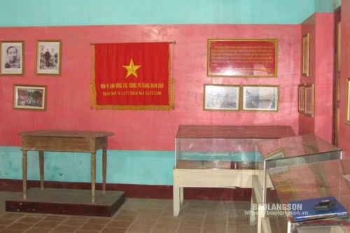 Đồng chí Trần Đăng Ninh với Đội du kích Bắc Sơn