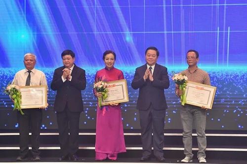 Lý luận, phê bình văn học cần hòa nhịp sôi nổi hơn vào đời sống