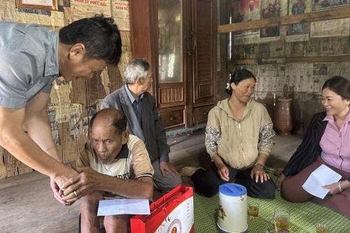Đơn Dương: Thăm, tặng quà người cao tuổi có hoàn cảnh khó khăn