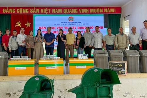 Hội Nông dân tỉnh trao vật tư phục vụ xử lý rác thải nông thôn