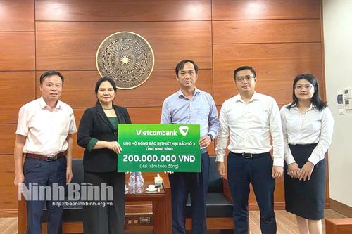 Vietcombank ủng hộ đồng bào vùng lũ Nho Quan 200 triệu đồng