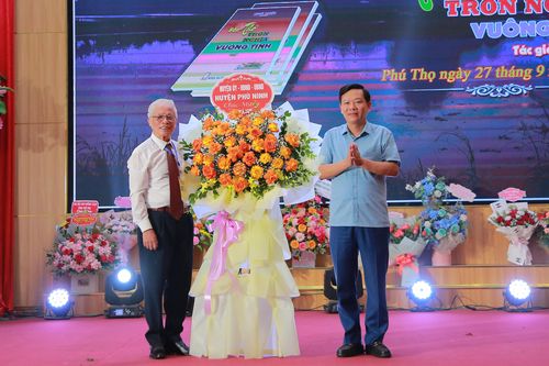 Ra mắt tác phẩm 'Bến thơ tròn nghĩa vuông tình'
