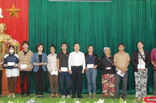 Thứ trưởng Bộ Lao động - Thương binh và Xã hội thăm, tặng quà nhân dân chịu ảnh hưởng do bão số 3 tại huyện Mộc Châu