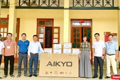 Trao tặng sách, tivi cho thư viện trường học tại Phù Yên