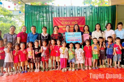 Trường liên cấp Everest (Hà Nội) hỗ trợ Trường Mầm non Phúc Ninh 50 triệu đồng khắc phục hậu quả mưa lũ