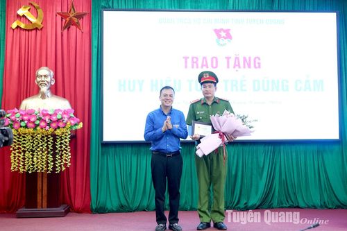 Trao tặng Huy hiệu Tuổi trẻ dũng cảm cho Đại úy Lục Văn Nguyên