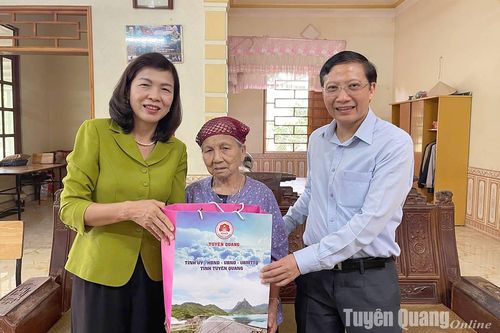 Đồng chí Phó Chủ tịch Thường trực HĐND tỉnh Phạm Thị Minh Xuân tặng quà người cao tuổi tại huyện Hàm Yên