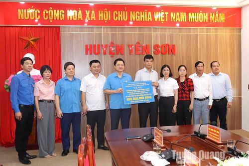 Công đoàn Trường Đại học Công nghiệp Hà Nội trao 600 triệu đồng hỗ trợ xã Chiêu Yên, Phúc Ninh khắc phục bão số 3