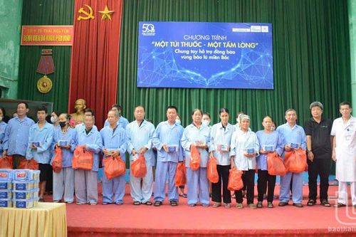 Dành tặng 1.500 hộp thuốc gia đình cho nhân dân vùng bão lũ