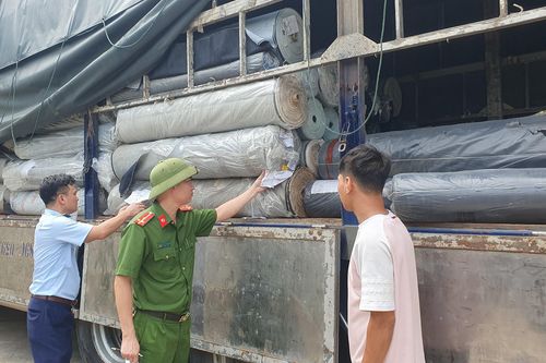 Cục QLTT Hưng Yên chuyển cơ quan Cảnh sát điều tra vụ việc mua bán trên 9,3 tấn vải cuộn có dấu hiệu nhập lậu