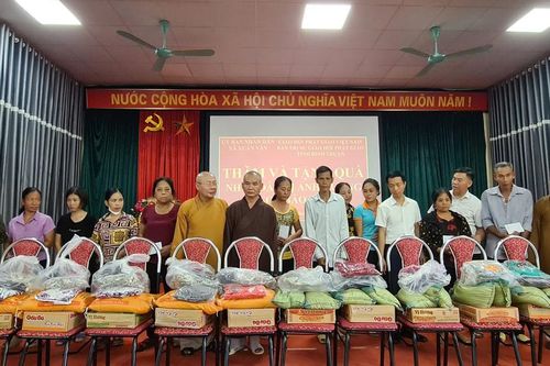 Phật giáo Bình Thuận thăm, tặng hơn 1.700 phần quà hỗ trợ bà con các tỉnh miền Bắc bị bão lũ
