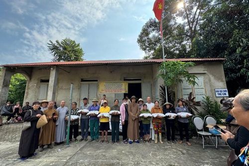 Các đơn vị tổ chức trao quà đồng bào vùng lũ, người có hoàn cảnh khó khăn các địa phương