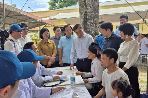 Hơn 1.000 người dân vùng lũ Hòa Bình được khám bệnh, phát thuốc miễn phí