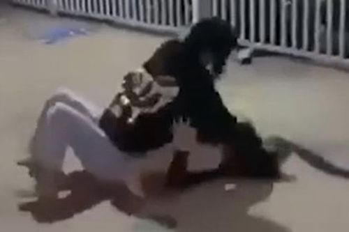 Bị truy tố vì đánh hội đồng, lột đồ bạn gái giữa đường
