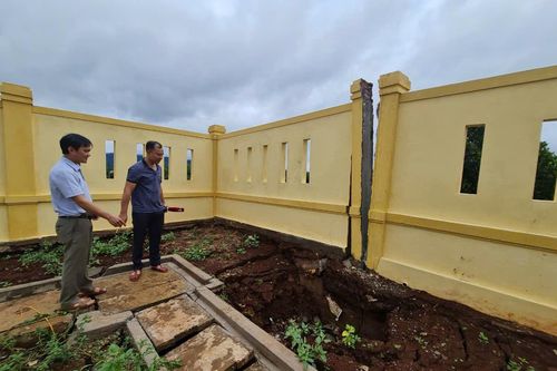 Kè, hàng rào tiền tỉ vừa xây xong đã nứt toác