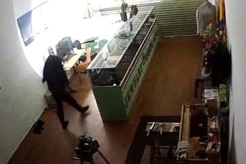 Trộm khoắng sạch tiệm trang sức bằng bạc lúc rạng sáng