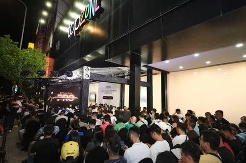 Người dân xếp hàng dài chờ nhận iPhone 16 lúc nửa đêm
