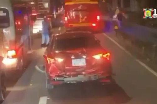 Ô tô chở hàng lậu đâm loạt phương tiện để tẩu thoát