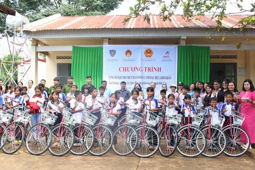 Trao tặng xe đạp cho học sinh có hoàn cảnh khó khăn tỉnh Đắk Lắk