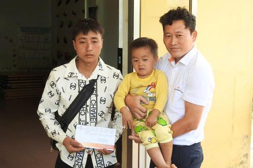 Công ty cổ phần Giao nhận vận tải Con Ong tặng quà học sinh bị ảnh hưởng thiên tai tại huyện Nguyên Bình